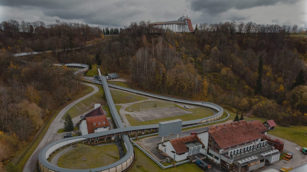 Bobsleja_un_kamaninu_trase_Sigulda_LNSC_with_shadow.jpg