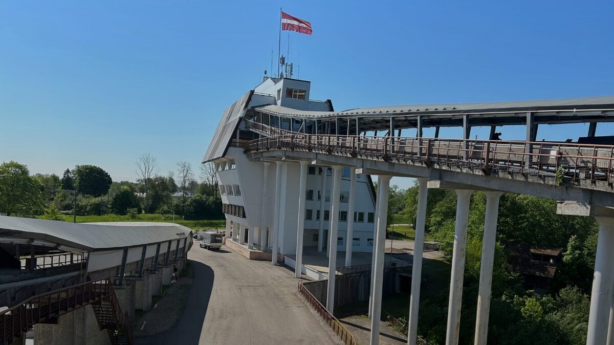 Bobsleja_un_kamaninu_trase_Sigulda_vasara_LNSC.jpg